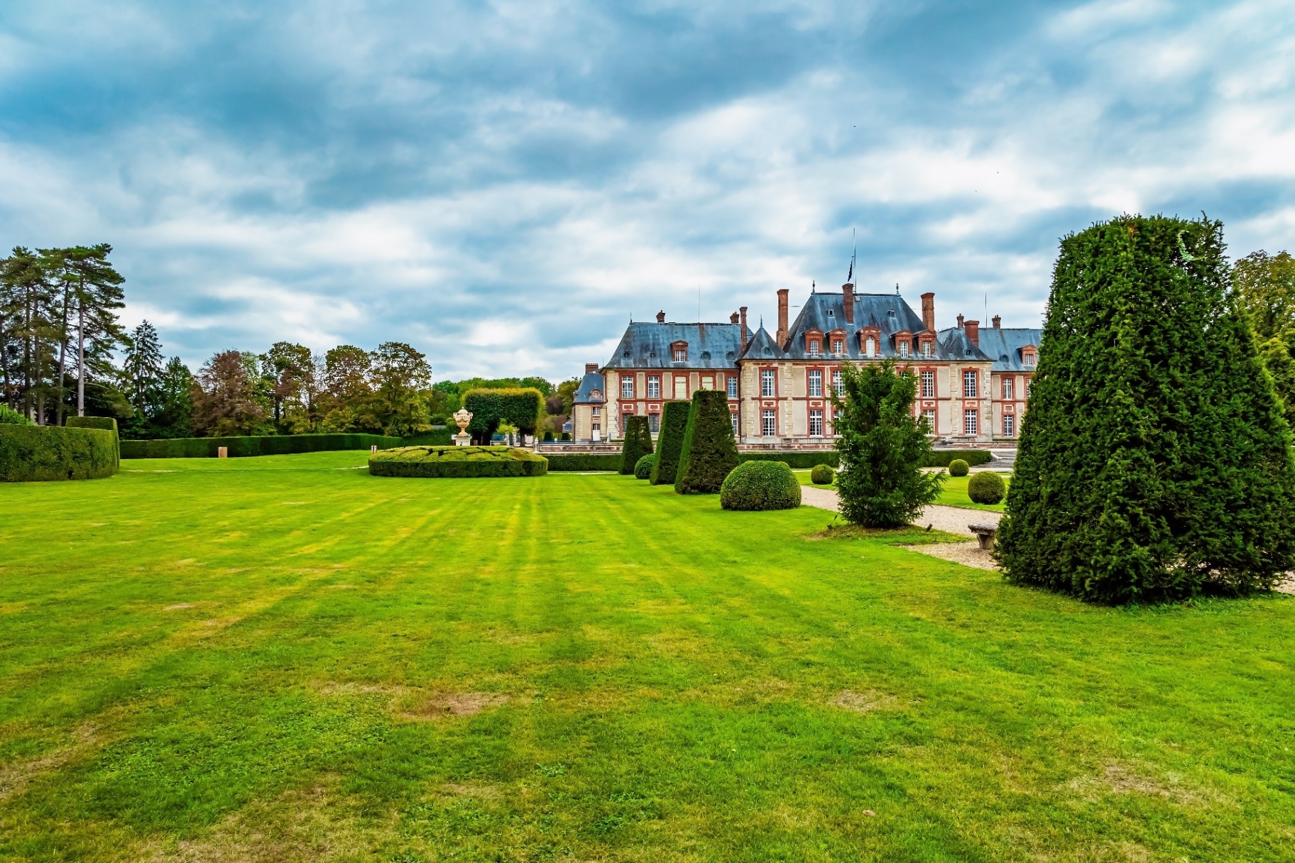 Beautiful park surrounds the ancient castle of Breteuil